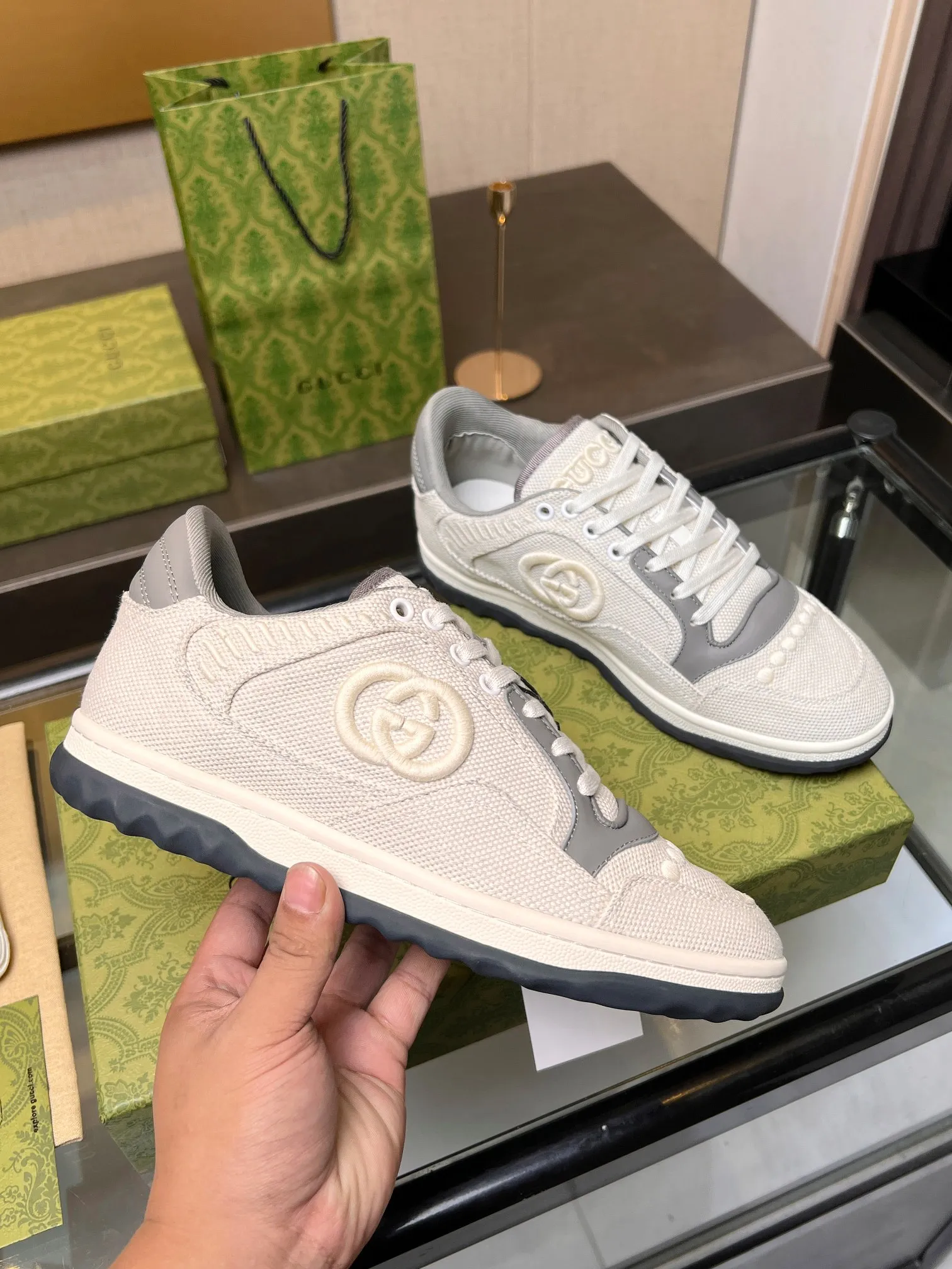 👟👟Ex-factory price 520👟👟 Top version, full styling effect, instant sales of the common practice of soft treading in the market, 💣💣💣Gucci2023 early spring Gucci G home latest hot style MAC80 sports shoes couple style casual retro distressed dirty shoes small dirty shoes small white shoes🌸🌸🌸 original purchase and development Production Gucci MAC80 new hot-selling series. The exquisite and compact interlocking double G logo romantically interprets the aesthetic concept of this series. Made of off-white leather, ▪️Material: original customized imported first-layer cowhide ▪️Inner lining: original customized imported breathable mesh ▪️Outsole: original molded two-color TPU outsole ▪️Sole thickness: 3CM ▪️Size: women's 35-40 / men's 39-45